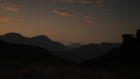 Lapso-De-Tiempo-De-La-Puesta-De-Sol-Sobre-Una-Cordillera-Que-Se-Extiende-Por-El-Horizonte