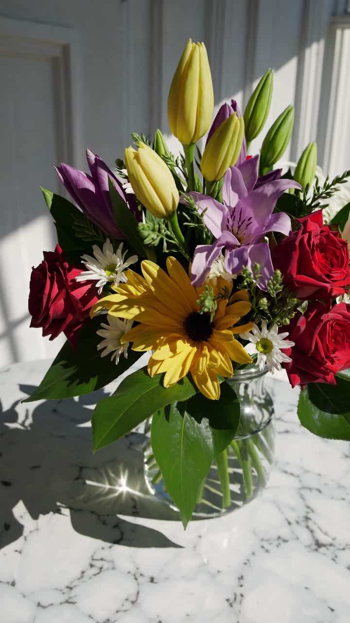 Vivace bouquet floreale su un tavolo di marmo, catturato in luce naturale da un angolo basso