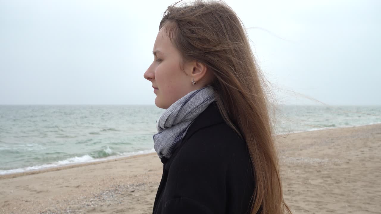 La ragazza guarda il mare. Riprese sulla spiaggia
