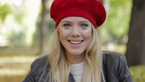 Mujer-Feliz-En-Boina-Roja