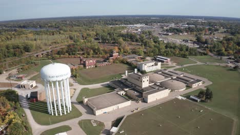 pedernal, planta de tratamiento de agua de michigan y torre de agua con video de drones moviéndose en ángulo hacia los lados