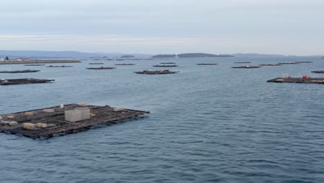 Bateas,-Galizische-Aquakulturschiffe,-Langsame-Filmische-Luftaufnahmen,-Seitwärts