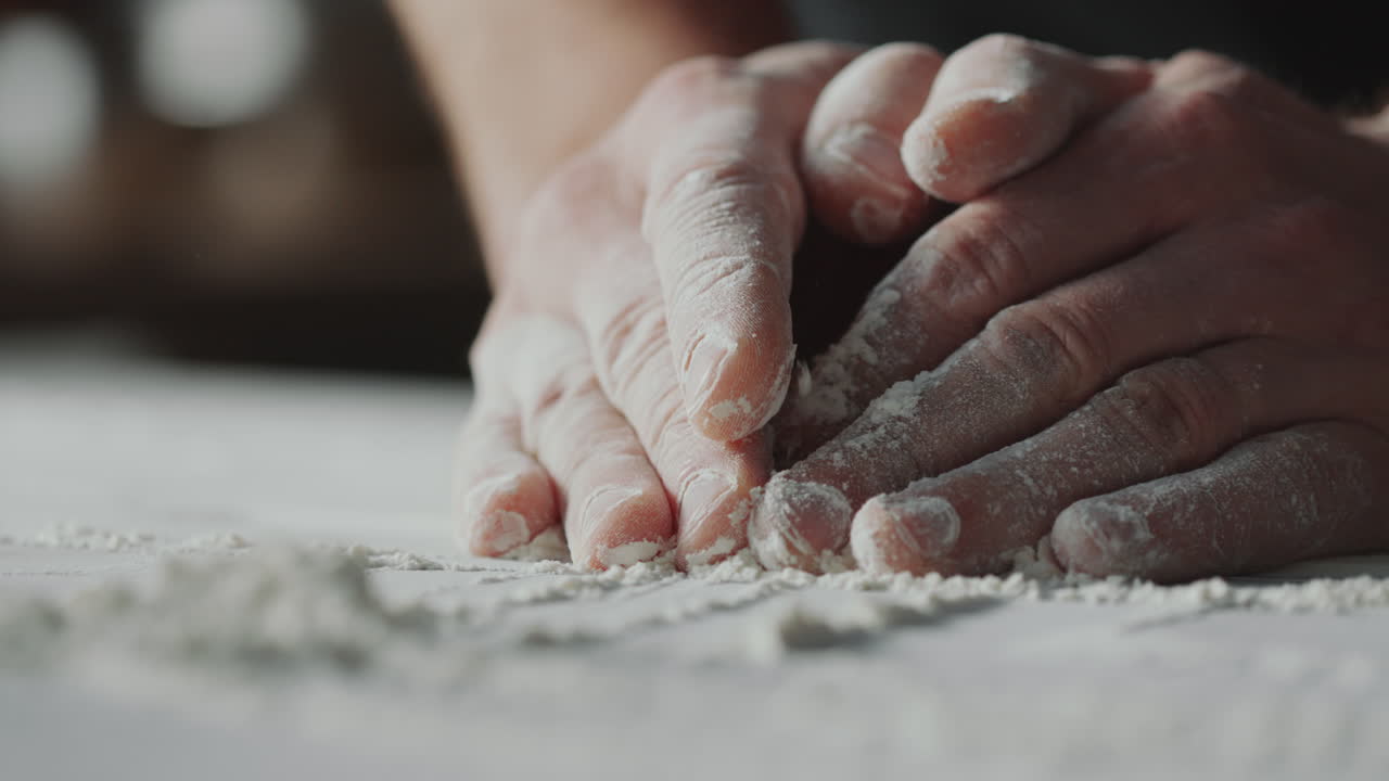 남자 요리사 의 손 이 식탁 에 밀가루 를 쌓고 있다