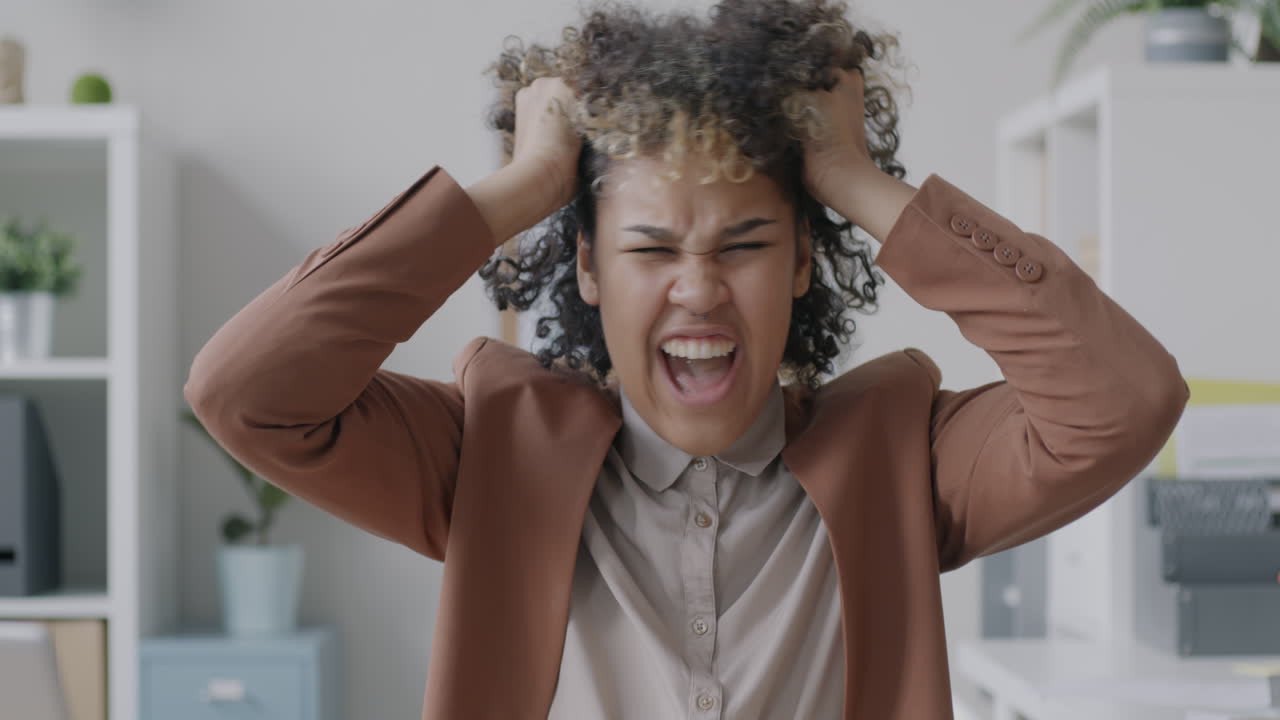 mujer de negocios enojada