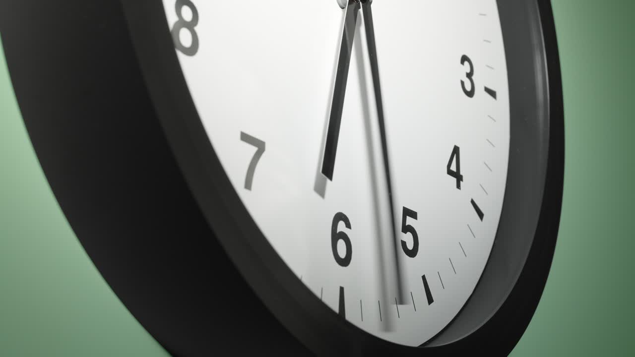 Quadrante dell'orologio su parete verde chiaro in time lapse