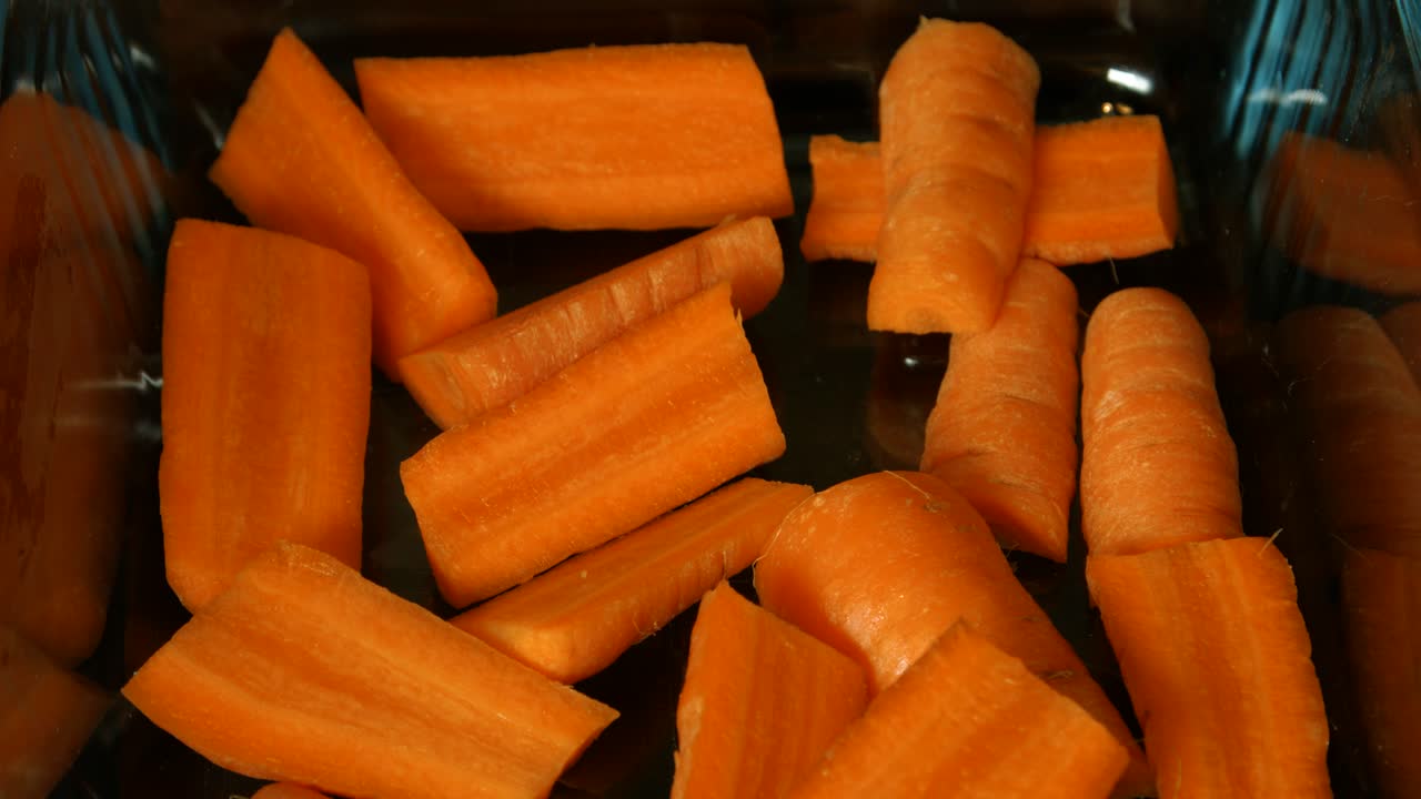 Carote a pezzetti pronte per essere arrostite in forno.