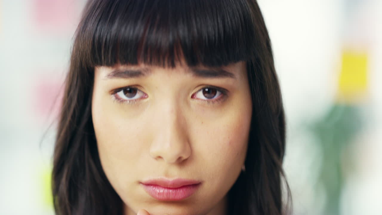 불안해 보이는 매력적인 젊은 사업가