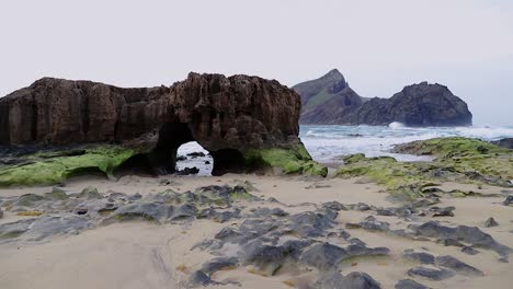 Am-Frühen-Morgen-Malerischer-Meerblick-Mit-Bogen-Im-Inselstrand,-Sandfelsen-Und-Wellen-Auf-Der-Insel-Porto-Santo-In-Portugal,-Statische-Aufnahme-Mit-50-Bildern-Pro-Sekunde