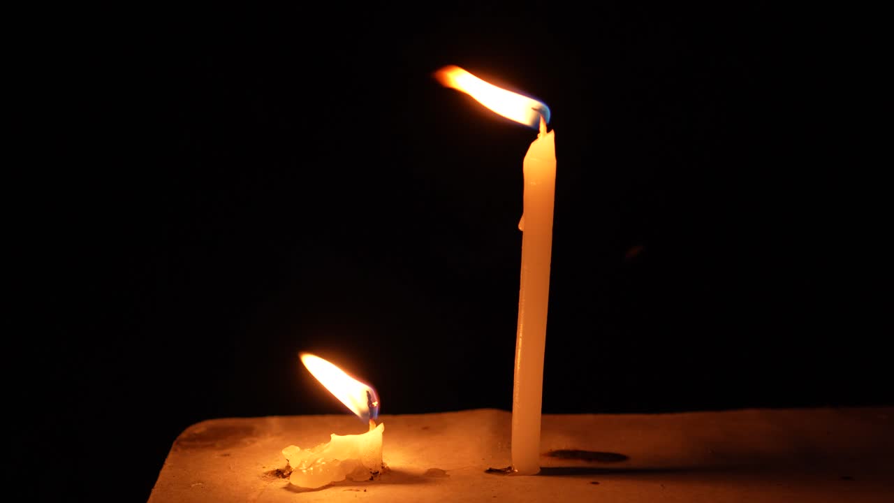 Un'altra candela dà inizio alla fine di un'altra candela