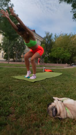 mujer haciendo ejercicio al aire libre con su perro