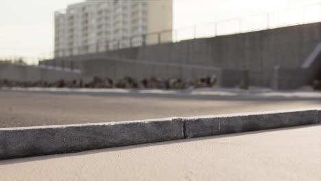 estacionamiento cerca de la playa de arena