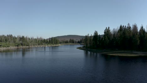 Flying-over-a-beautiful-lake-in-the-harz-national-forest,-Germany