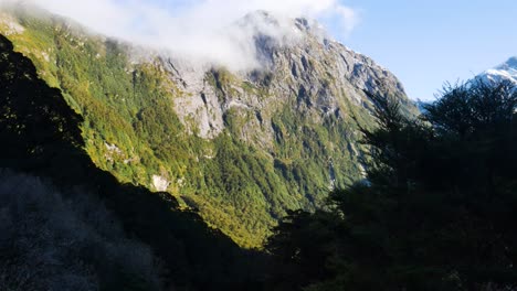 Enorme-Valle-Tallado-Glacial-En-Fiordland,-Nueva-Zelanda