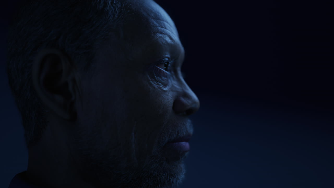 retrato de estudio de un apuesto hombre negro africano