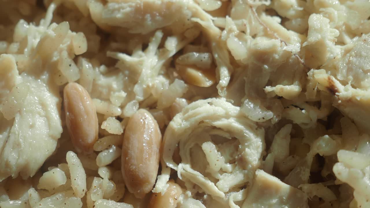 Primo piano di pollo cotto, riso e arachidi