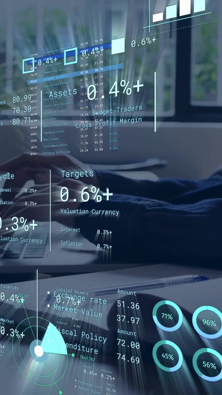 Vertikal video: Kvinnelig analytiker skriver på bærbar PC, interagerer med AR-finansdiagrammer som oppdaterer handelsmål.