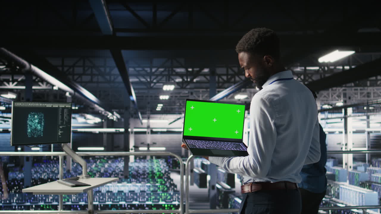 Programmer pusat data di platform industri menggunakan laptop layar ...