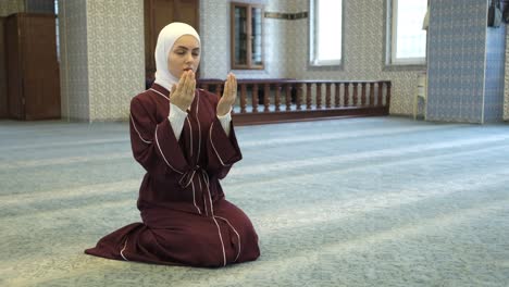 muslim girl praying