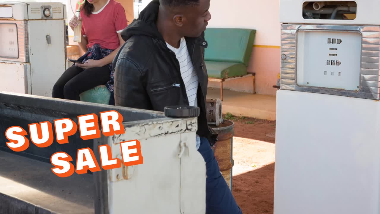 animación del texto de venta caliente en naranja sobre un hombre y una mujer diversos que usan una bomba de combustible en una gasolinera