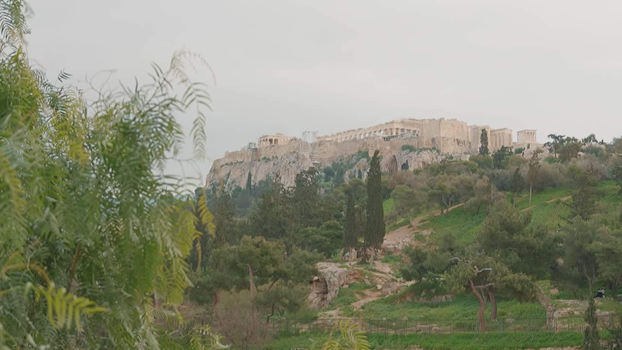 Partenone sulla collina di Atene circondato da una vegetazione lussureggiante, giorno nuvoloso
