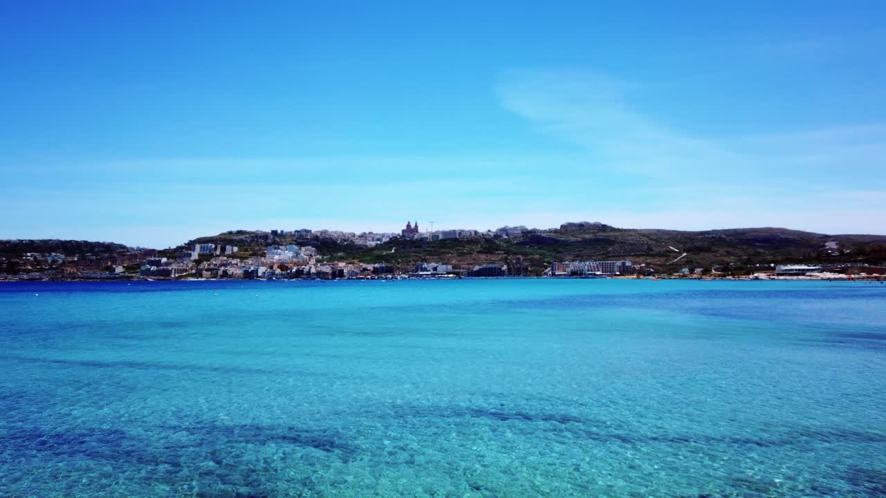 화창한 날 몰타, 멜리에하 베이에서 타임랩스 비디오