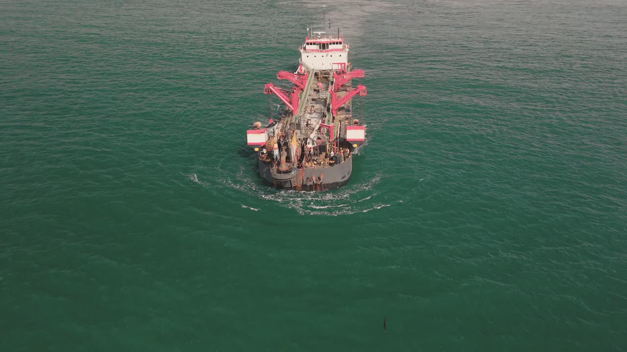 캘리포니아 주 샌디에이고 주 델 마르에서 해상에서 항해하는 추적 흡수 퍼 굴착기