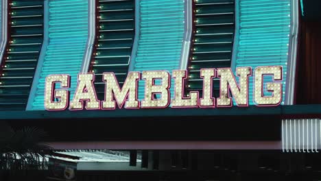 Las-Luces-De-Neón-Brillan-En-Oro,-Rosa-Y-Azul-Para-Iluminar-Un-Cartel-De-Juegos-De-Azar-En-El-Distrito-Del-Casco-Antiguo-De-Fremont-En-Las-Vegas.