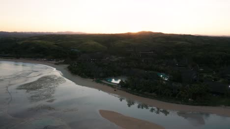 Marea-Baja-En-La-Bahía-De-Natadola-En-Fiji-Continental-Durante-El-Amanecer-Sobre-Las-Colinas,-Antena