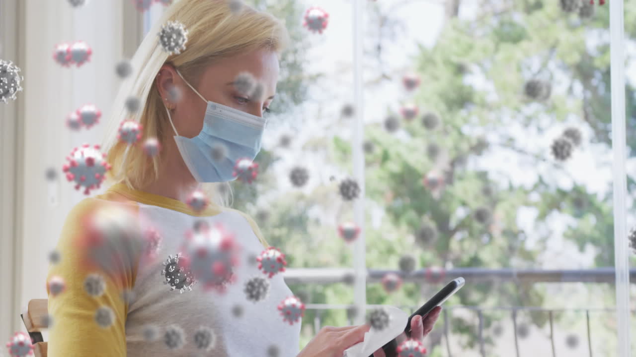 анимация клеток ковид-19 над кавказской блондинкой, носящей маску с помощью смартфона