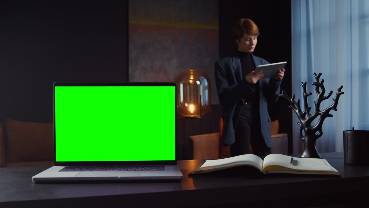 mujer trabajando en la oficina de casa con portátil y tableta