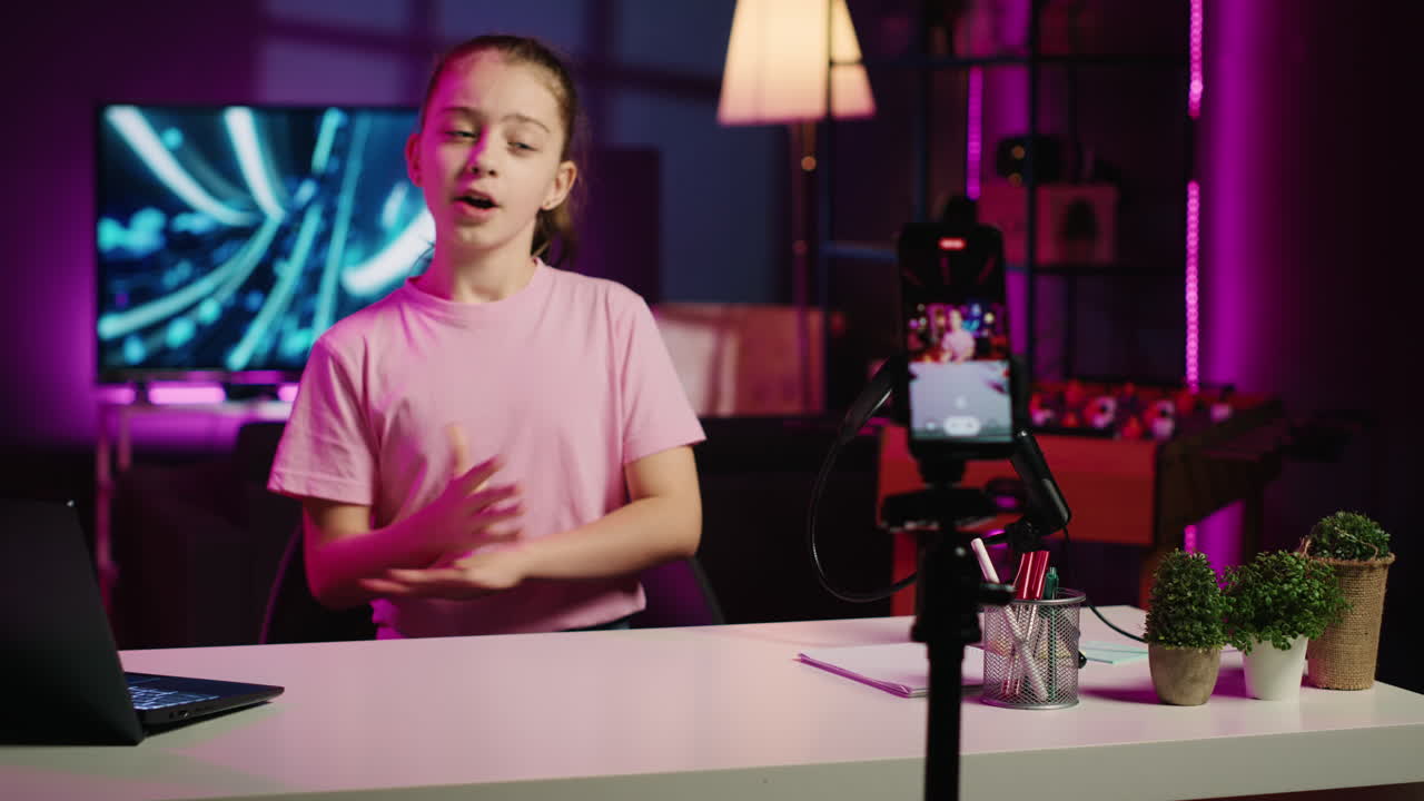 niña diciendo a la audiencia su nombre y qué temas desea explorar en futuros clips