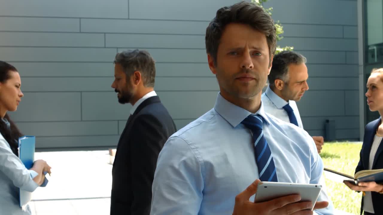 Imprenditore che usa un tablet digitale in ufficio