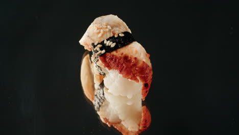 sushi de anguila, sashimi nigiri, restaurante de sushi japonés, atún fresco y rebanadas de salmón en un café moderno, comida tradicional, plato de pescado rojo crudo, omega 3.
