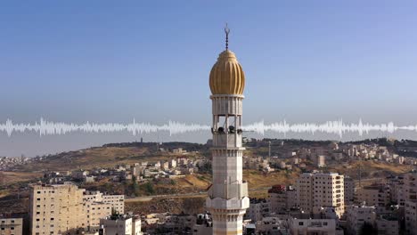minarete de la mezquita en un paisaje urbano
