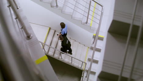 equipo en uniforme subiendo las escaleras