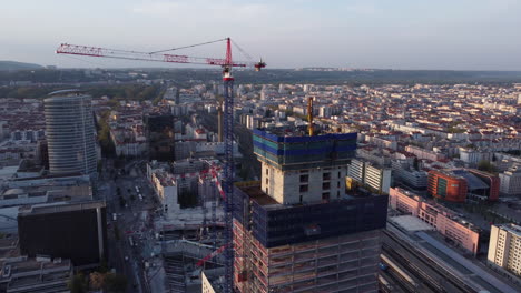 Grúa-Torre-En-El-Sitio-De-Construcción-De-Un-Edificio-En-La-Ciudad-De-Lyon-En-Francia-Al-Atardecer