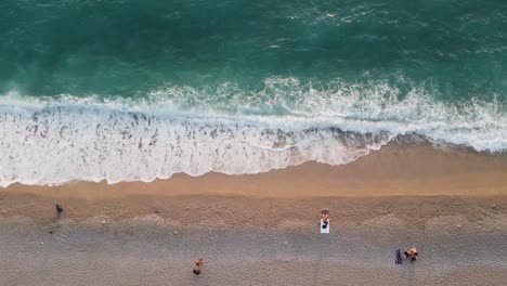 Luftaufnahme-Von-Menschen,-Die-Sich-Am-Strand-Von-Kidrak-In-Der-Türkei-Ausruhen-Und-Trennen