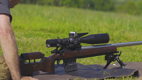 un francotirador disparando un rifle de francotirador en el suelo durante un partido de rifle de precisión en leach, oklahoma