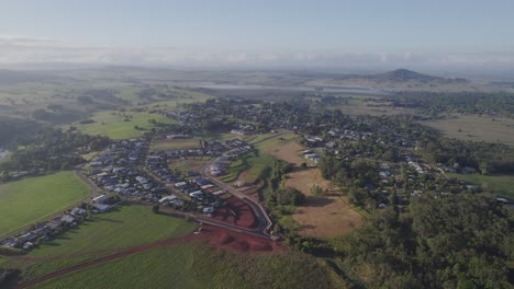 Vista-Panorámica-De-La-Ciudad-Y-Localidad-De-Yungaburra-En-La-Pintoresca-Región-De-Mesetas,-Queensland,-Australia---Disparo-De-Drones