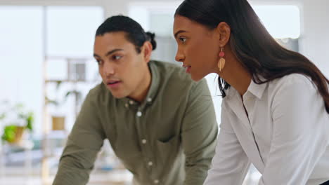 Trabajo-En-Equipo,-Computadora-O-Gente-De-Negocios-Hablando