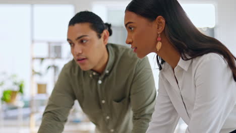 trabajo en equipo, computadora o gente de negocios hablando