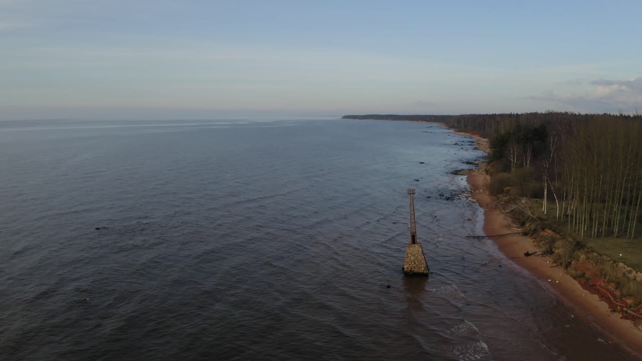 vista del paisaje en la orilla del mar con el antiguo faro