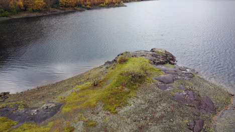 Ein-Aufgehender-Schuss,-Der-Im-Herbst-Mit-Bäumen-In-Ihren-Herbstfarben-über-Thirlmere-Im-Lake-District-National-Park-In-Großbritannien-Blickt