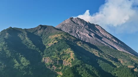 vista desde un avión no tripulado del pico del monte merapi en yogyakarta
