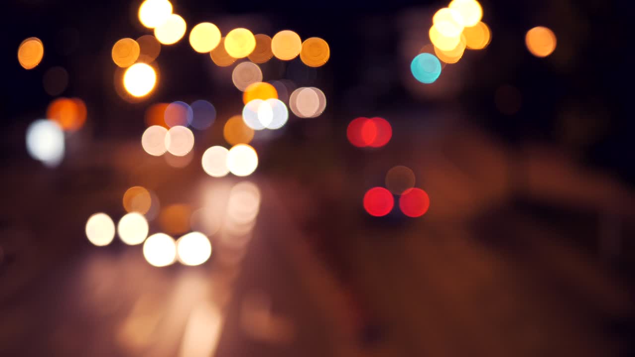 vista de la calle de la ciudad por la noche