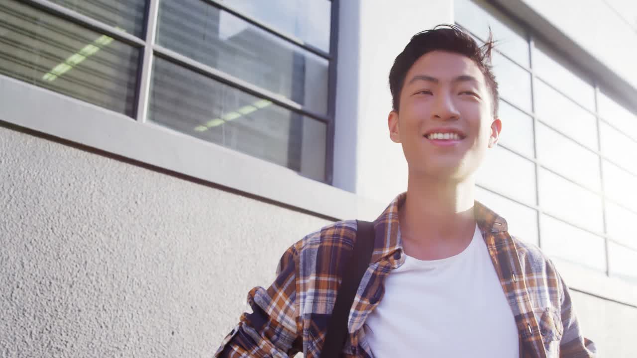 서서 미소 짓는 남자