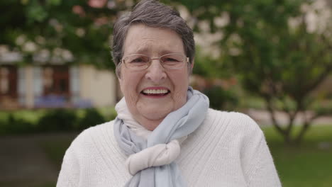 Retrato-De-Una-Anciana-Elegante-Riendo-Feliz-Mirando-La-Cámara-En-El-Jardín-De-Su-Casa-De-Retiro