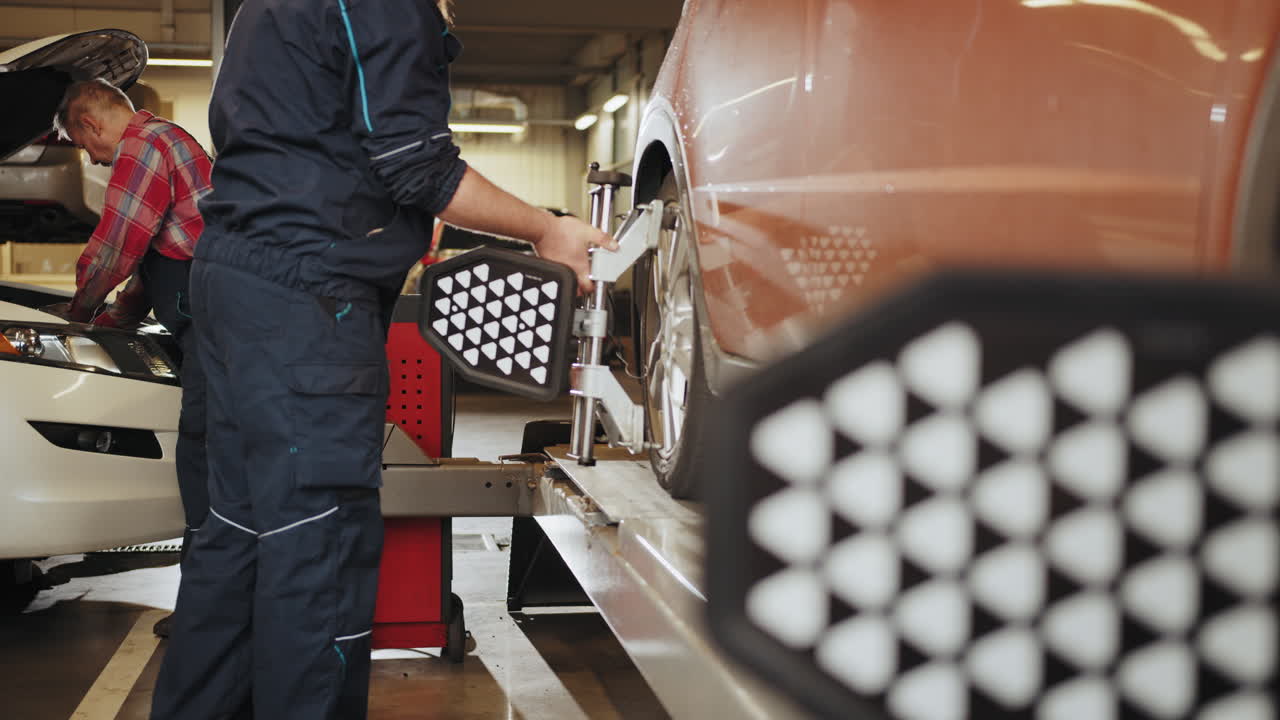 alineación de las ruedas de los automóviles en un taller de reparación