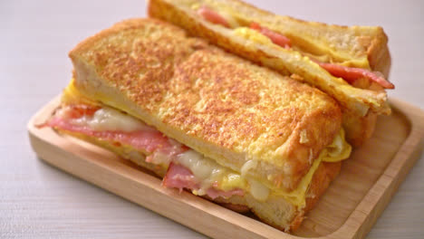 sándwich de tostadas francesas caseras jamón tocino queso con huevo