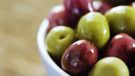 aceitunas rojas y verdes en un cuenco